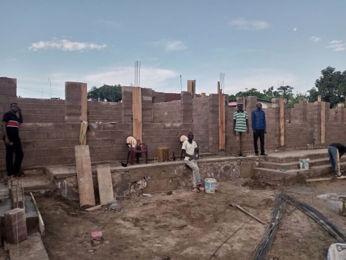 ecole en construction à kasangulu par pay mambo