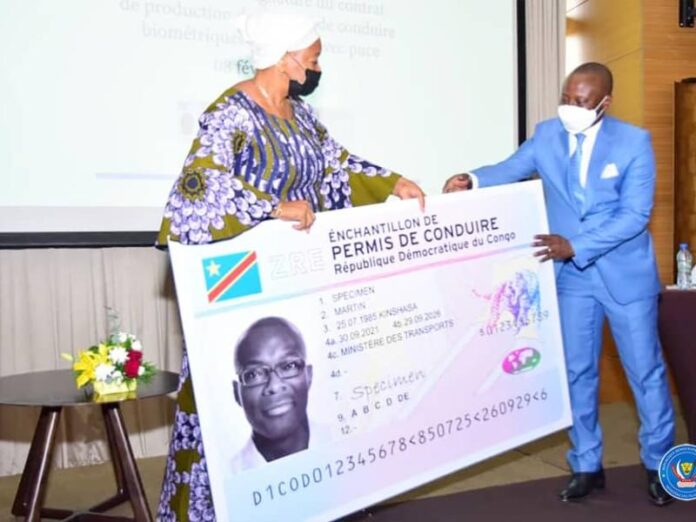 eve bazaiba reçoit un modèle du nouveau permis de conduire en rdc